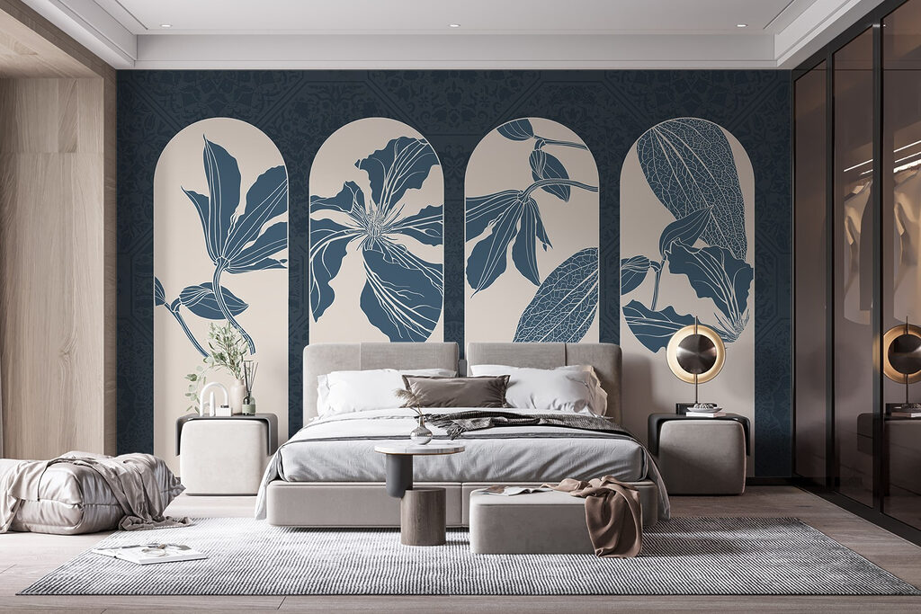 Blumen in Bogenfenstern in einem Interieur