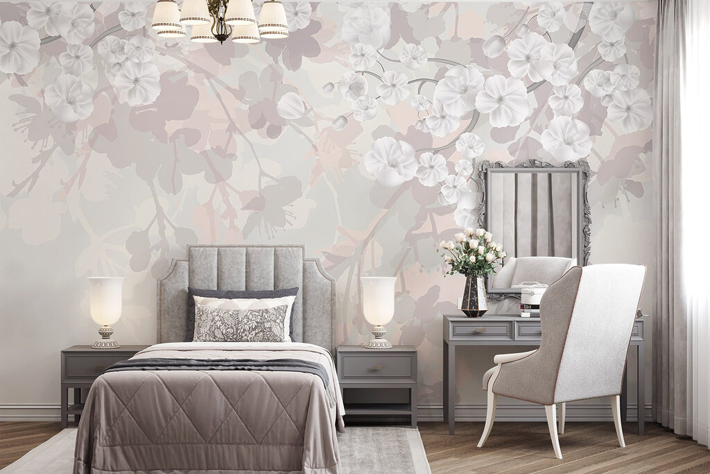 Weiße Blüten, rosa Laub in einem Interieur