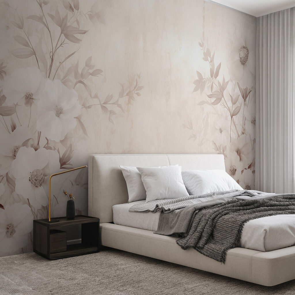 Blütenrand auf Altrosa in einem Interieur