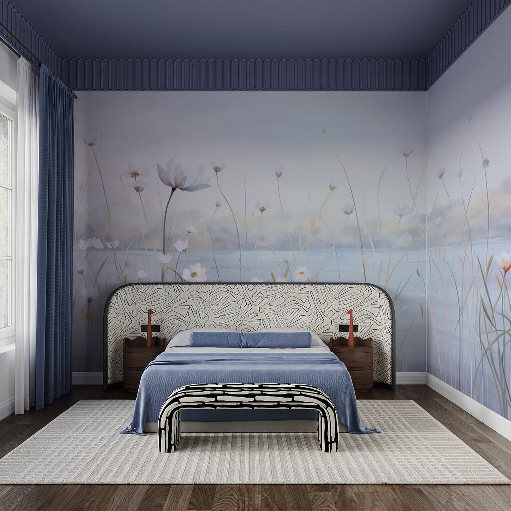 Blüten am blauen Wasser in einem Interieur